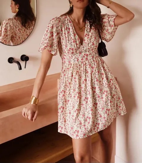 Robe courte beige et fleur rouge