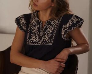 Tshirt brodée bleu col V